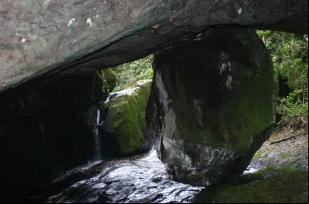 Pedra escorada - Foto: Marcelo Belique - (Panoramio)